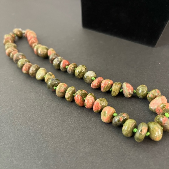 Beautiful Unakite Bead Necklace - Picture 3 of 4